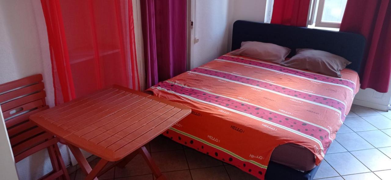Chambre meublée indépendante, avec piscine, pour 2 personnes Tolosa Esterno foto